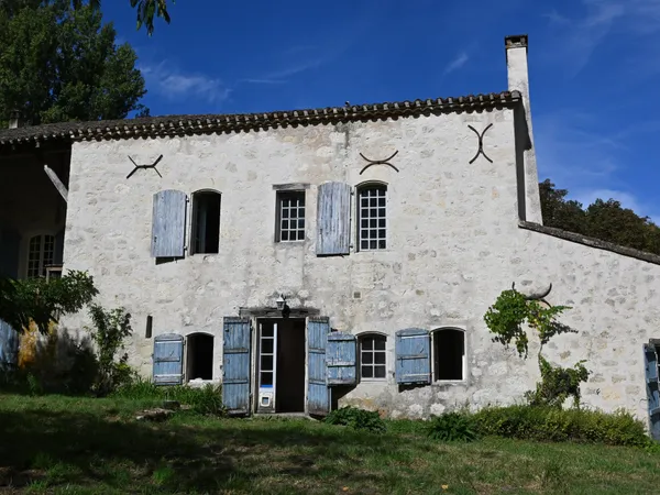 Magnifique domaine en pierre du XVIIIe siècle avec maison, dépendances, grange et pigeonnier près de