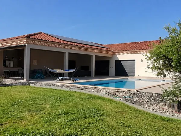 VILLA D'EXCEPTION - 194 m² - PISCINE - TERRAIN 3 200 m² - DPE A