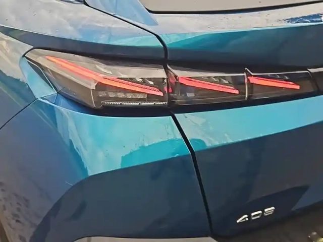 Peugeot 408 phev 225 e-eat8 — photo 17