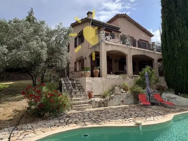 CLAVIERS : Jolie villa avec piscine et vue panoramique