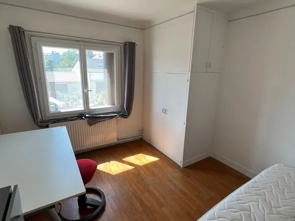 Chambre dans une maison avec jardin et piscine
