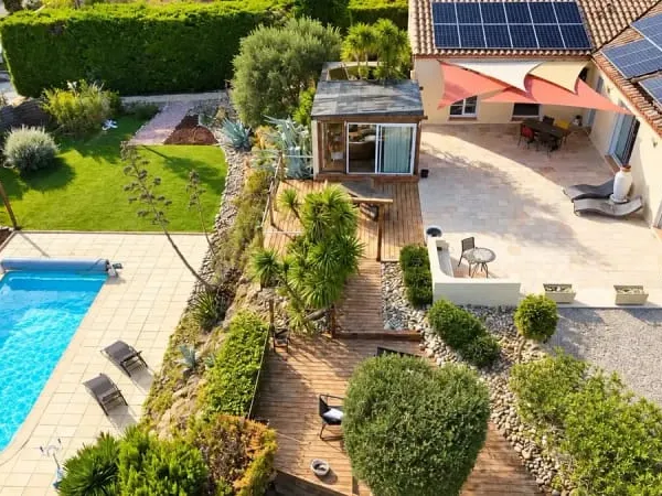 Maison avec piscine, vue exceptionnelle et terrain constructible
