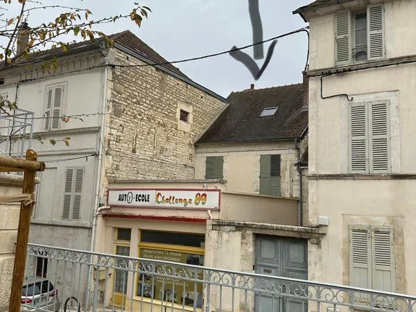 Petit immeuble avec local commercial à terminer de restaurer et deux appartements meublés refaits à 