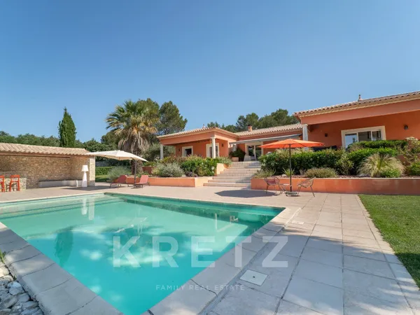Villa d'architecte de plain-pied avec piscine chauffée et terrain paysager de 3000m2