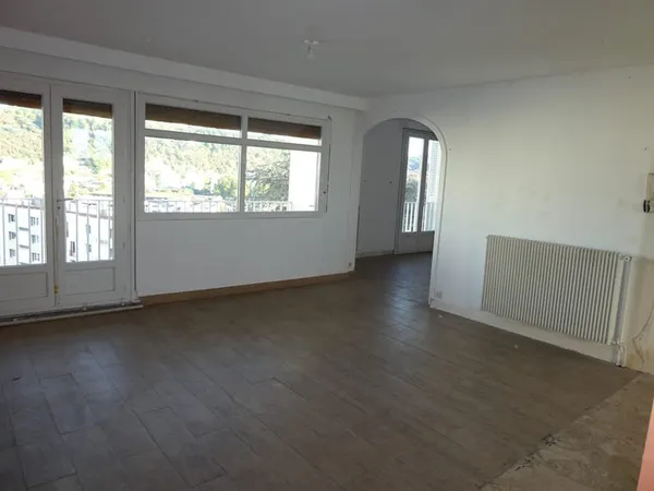 APPARTEMENT T4 - 76 M² - DERNIER ÉTAGE, VUE PANORAMIQUE ET POTENTIEL À EXPLOITER