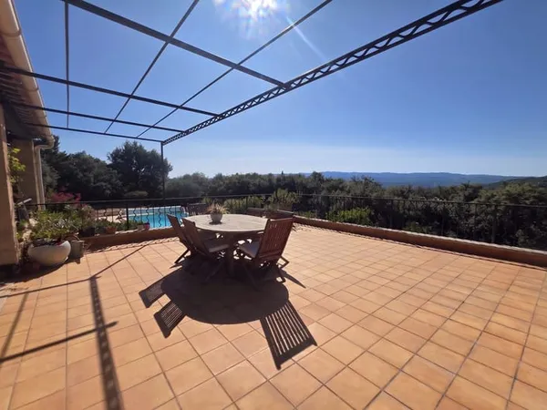 Belle maison avec vue 180° sur le Luberon, grand terrain avec