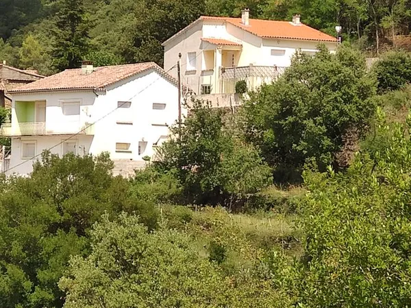 20 minutes d'Alès Ensemble de deux maisons individuelles À flanc de colline entre Cévennes et Ardèch