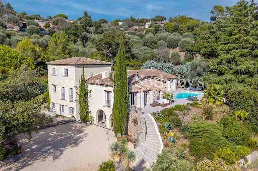 Villa 10 pièces 345 m²