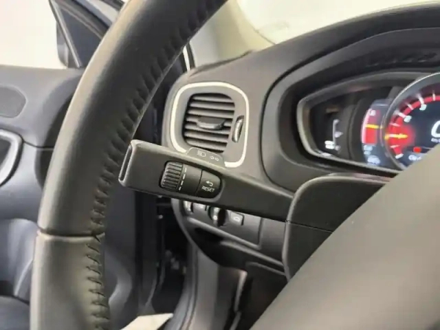 Volvo V40 t2 122ch momentum geartronic — photo 15