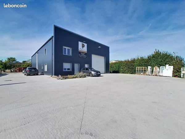 Local 354 m² Saint-Quentin-les-Anges