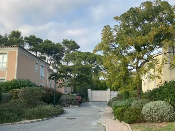 Place de parking extérieure sécurisée (PMR) - Mougins Saint-Basile
