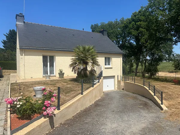 Proche bourg 96 m2 hab, 3 chb, plain pieds sur sous sol. 1000 m² de terrain. Pas de travaux.
