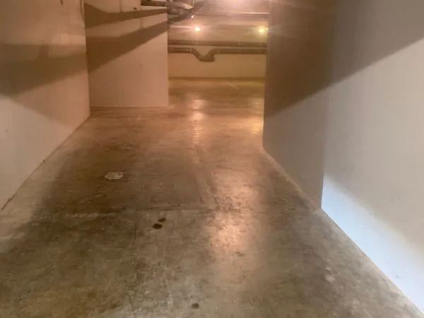 FRANCHEVILLE - GRAND BOX FERMÉ DE 95 m² EN SOUS-SOL SÉCURISÉ