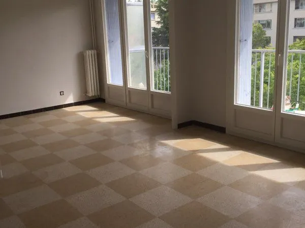 Particulier loue à l'année en vide grand faux F4 de 85 m2 dans résidence calme et fermée avec place 
