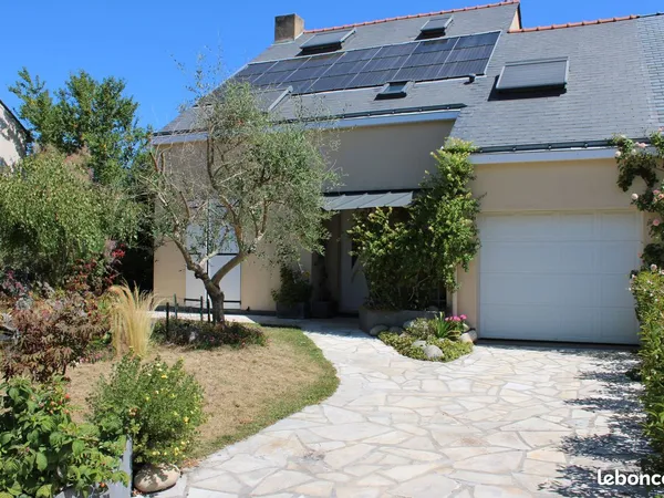 Maison familiale 120 m² avec 4 chambres, jardin, piscine et panneaux photovoltaïques — Saint-Malo-de