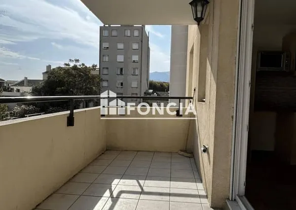 T2 lumineux avec terrasse et vue dégagée