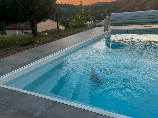 Maison avec pisicine et vue sur plan deau