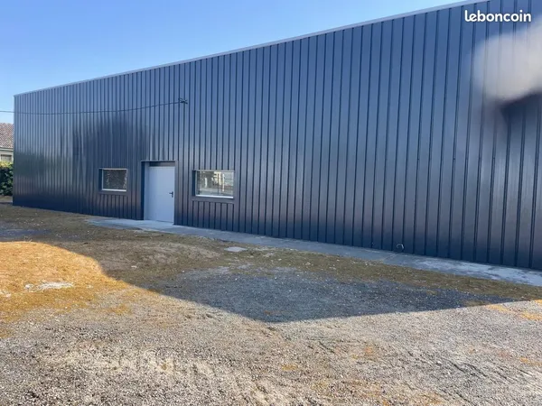 Location - Bâtiment professionnel de 1 137 m² sur terrain clos de 2 736 m²