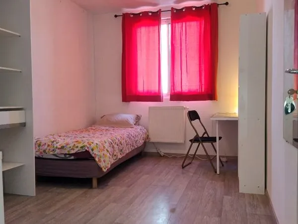Chambre meublée