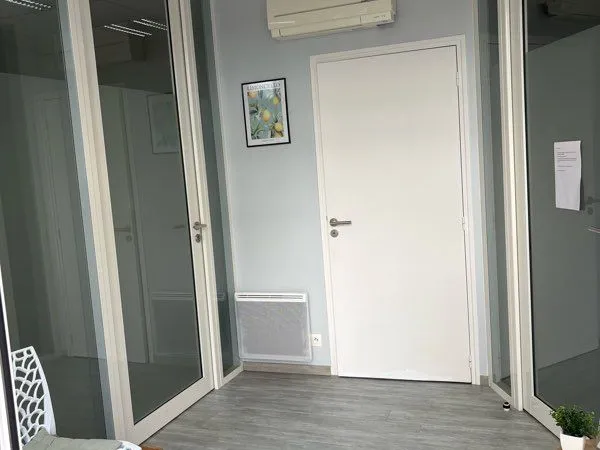 Bureau professionnel meublé et climatisé à louer - Basse-Indre