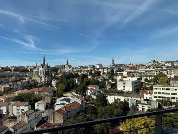 Immeuble de bureaux moderne - Plateaux divisibles à Angoulêm
