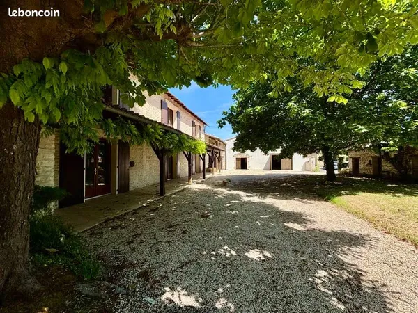 MAISON ancienne restaurée+hangar camping car+terrain 9900m²+nbreuses dépendances