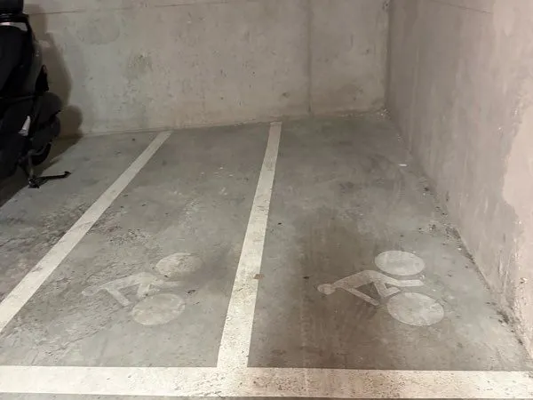 Location parking moto