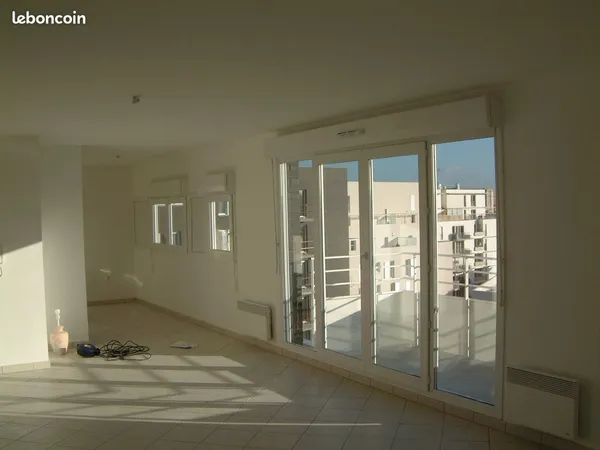 À LOUER Superbe T3 traversant de 72 m² au 8ème et dernier étage - Terrasse avec vue Seine et Paris -
