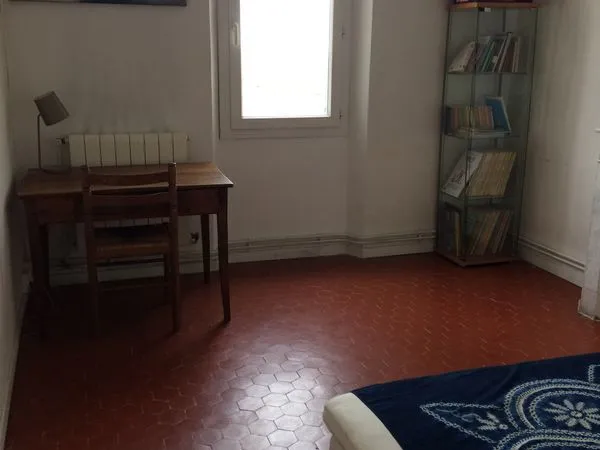 Loue grande chambre dans une maison
