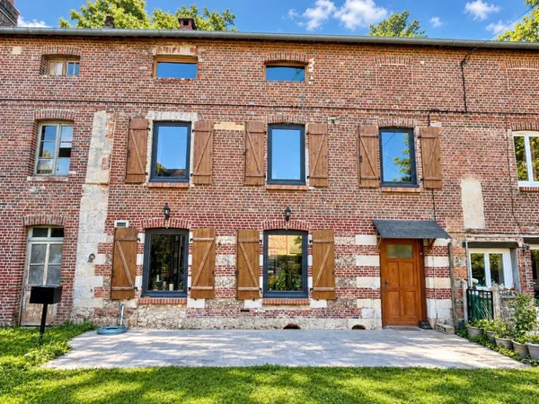 Charmante maison en brique dans un secteur calme.