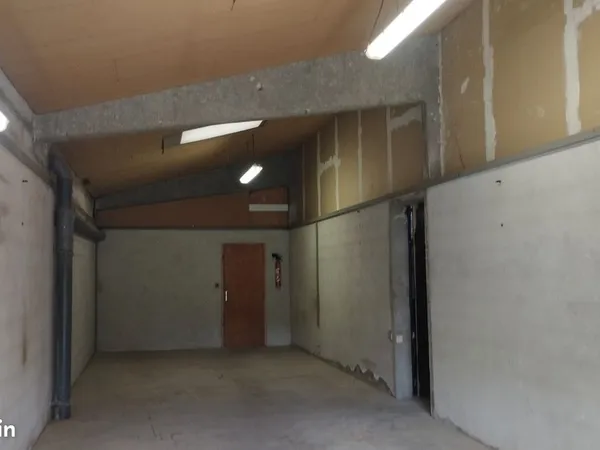 À louer, grand box de 50 m²