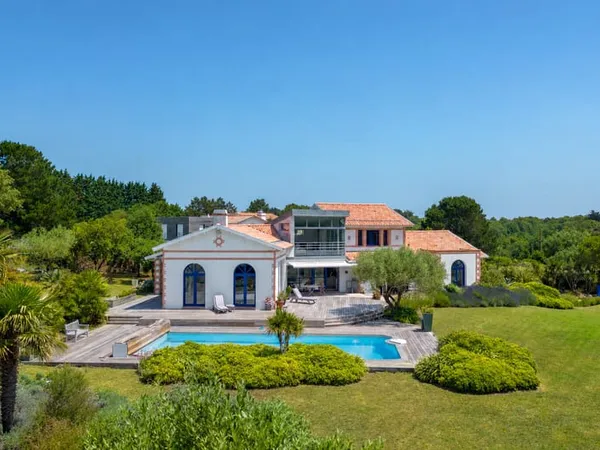 Villa d'exception surplombant l'océan avec piscine sur son parc paysagé