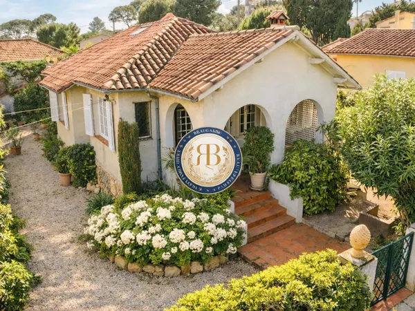 À VENDRE – MAISON A RENOVER AU CAP D’ANTIBES, A SEULEMENT 100 M DE LA MER, AU CALME.