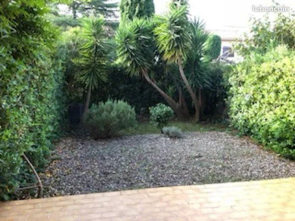 T2 dans résidence vieux puits à carqueiranne avec jardinet