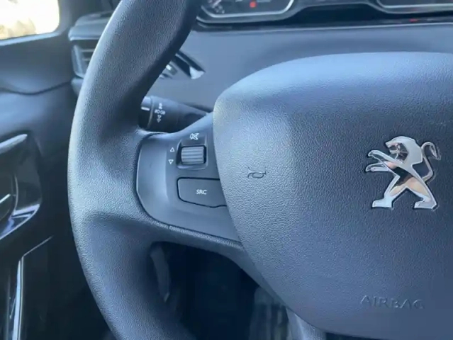 Peugeot 208 1.2 puretech 82 allure — photo 11
