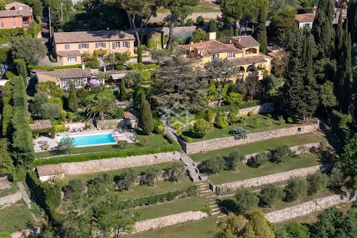 Villa 20 pièces 830 m²