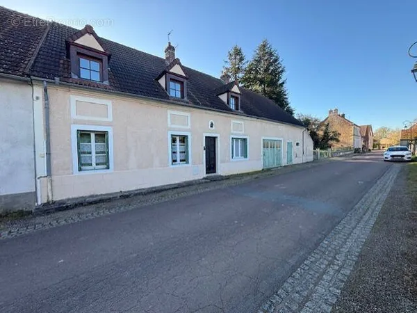 EXCLUSIVITE SULLY, longère rénovée en centre bourg, 5 chambres, garage et jardin paysagé.
