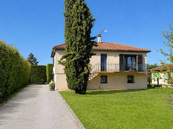 Maison avec sous-sol complet Grand terrain 1018 m2 Bien recherché !