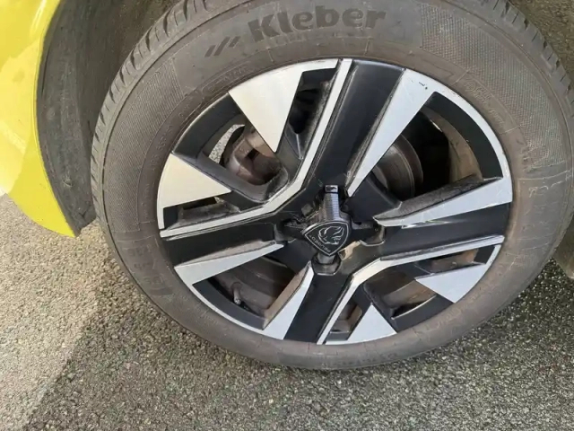 Peugeot 208 puretech 100 s&amp;s bvm6 — photo 17