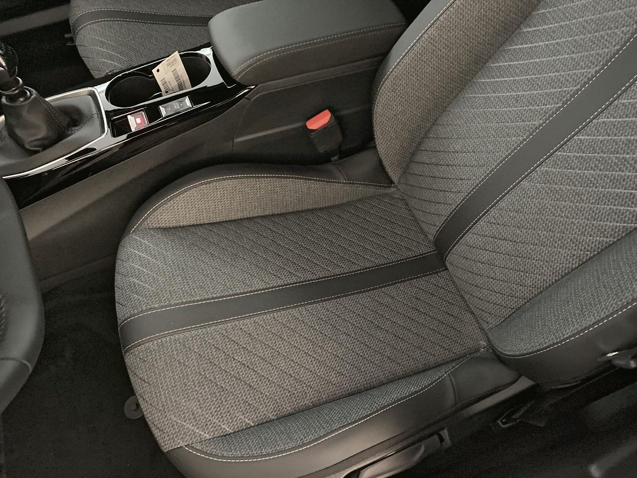 Peugeot 2008 turbo 100 ch bvm6 allure — photo 9