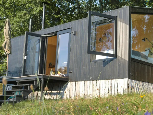Tiny house et habitat léger : roues ou pas, résidence démontable, caravane ou HLL — autorisation, terrain et APL, le guide 2026