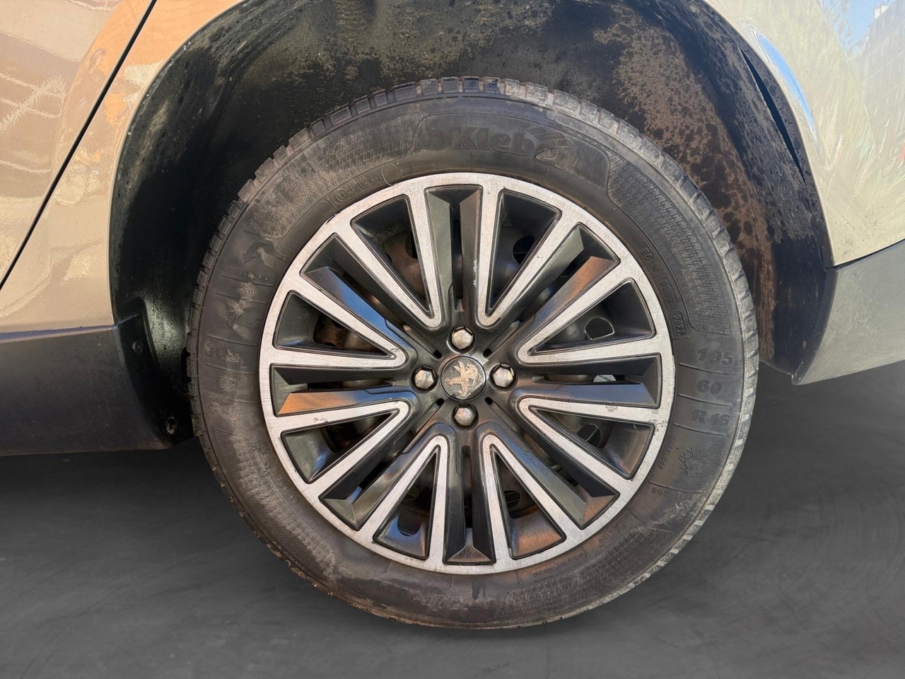 Peugeot 2008 1.2 VTi 82ch BVM5 Allure occasion - Essence - 2013 - 140 500 km - 4 980 € - Montreuil (Seine-Saint-Denis) 992785774013 — photo 14