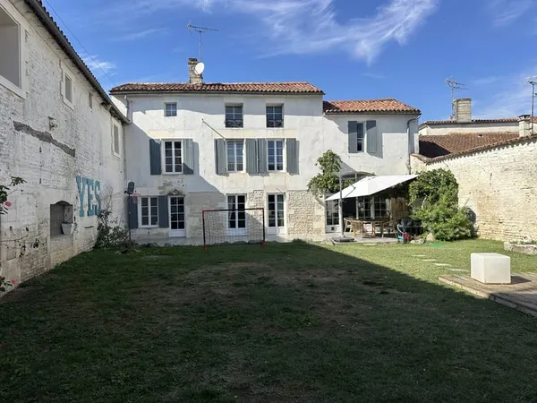 Houlette, superbe maison charentaise de 300m2 rénovée avec g