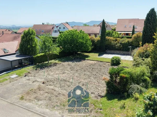 Terrain constructible viabilisé avec local piscine et piscin