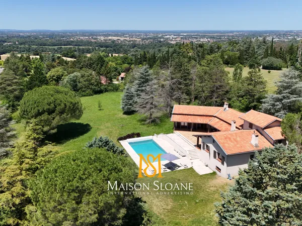 Propriété familiale d'exception sur 1 hectare avec piscine