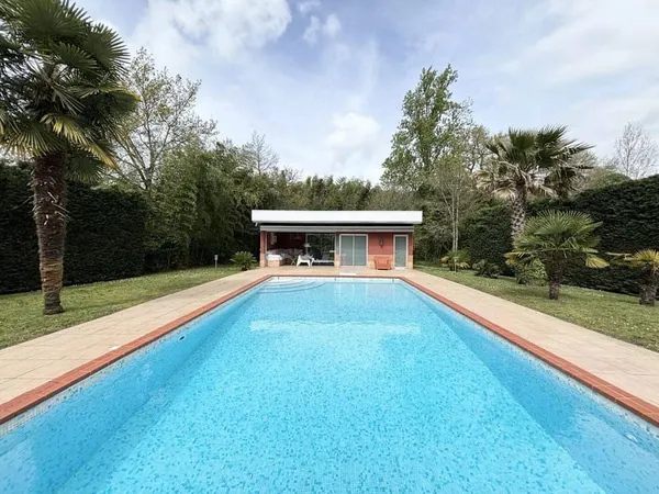 Maison 6 pièces 300 m²