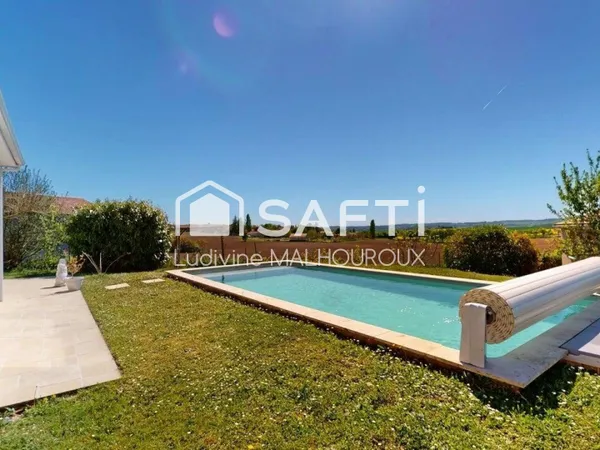 Maison familiale lumineuse avec piscine à Villebois-Lavalette - 140 m² sur 1 260 m² de terrain
