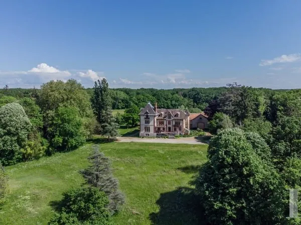 Maison 10 pièces 865 m²