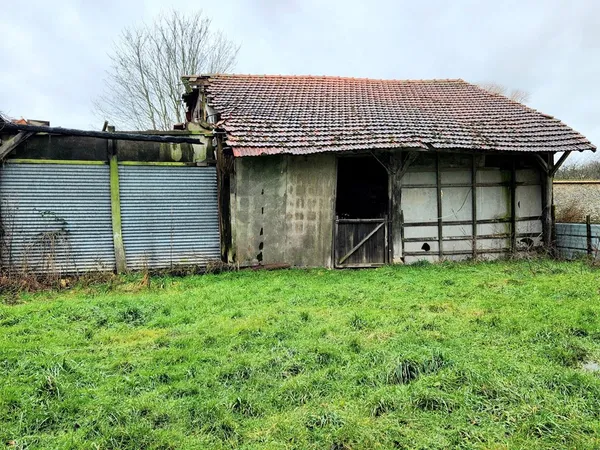 Vesly - Ancienne Bergerie de 90 m2 au sol à réhabiliter - viabilisée en eau et en électricité sur 60
