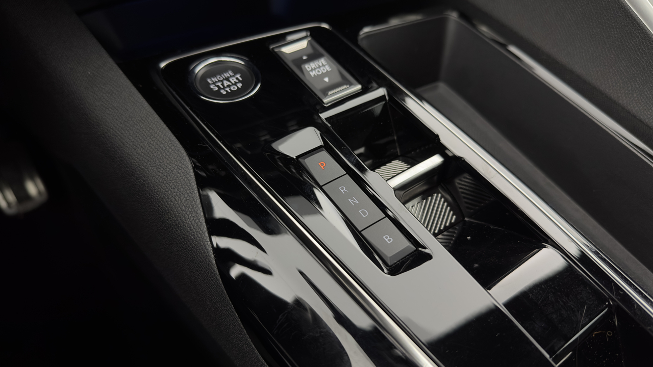Peugeot 3008 Hybrid 225 e-EAT8 — photo 30